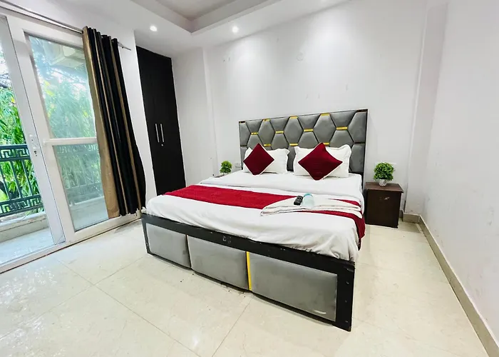 Hotel Seven Near Dlf Avenue