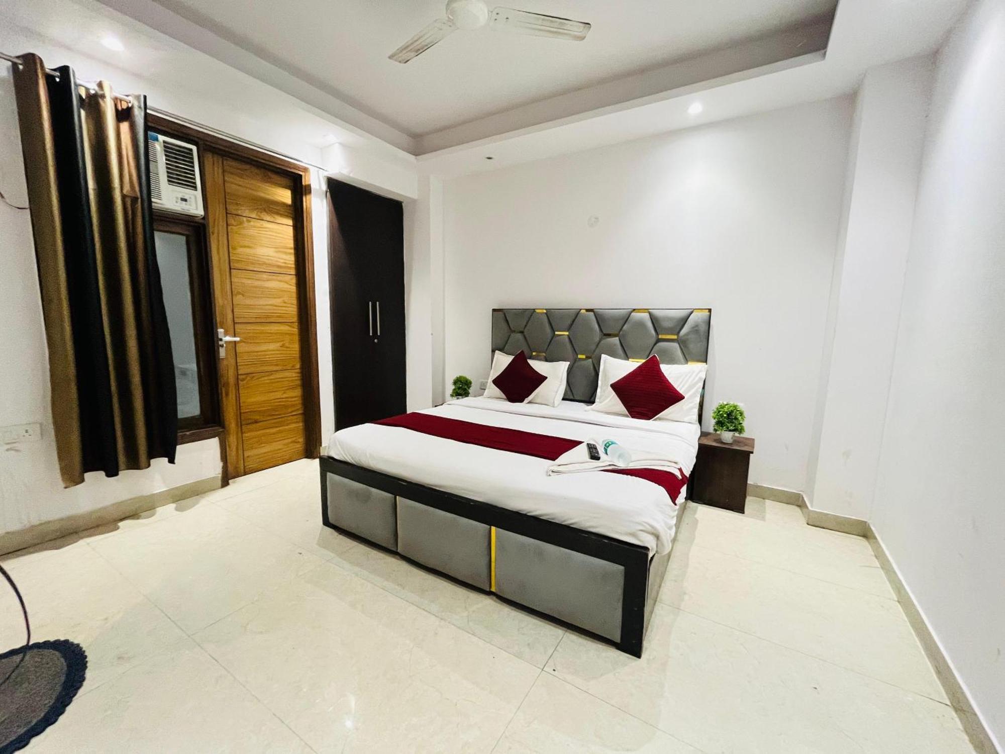 Hotel Seven Near Dlf Avenue 3*