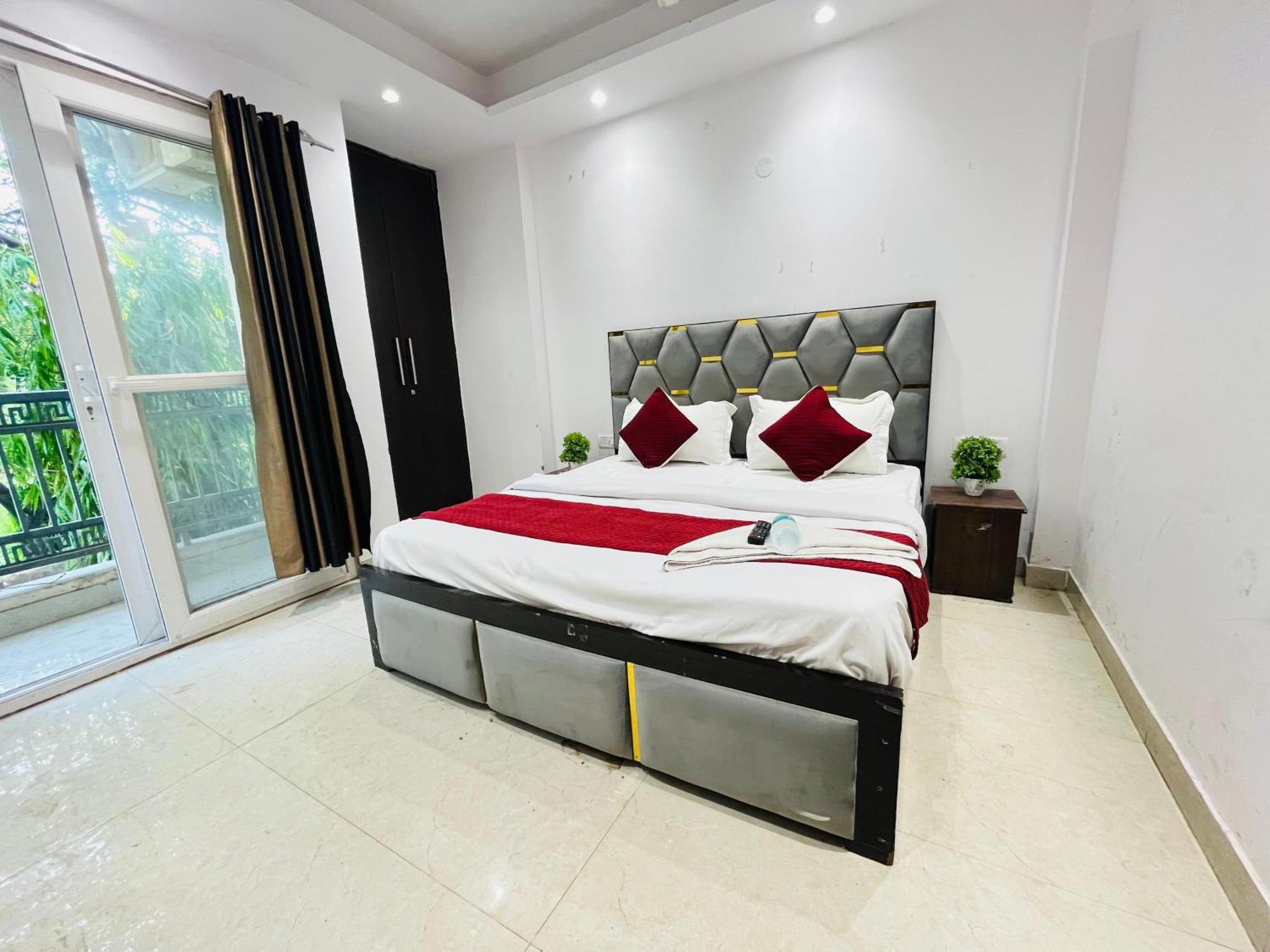 Seven Near Dlf Avenue Hotel