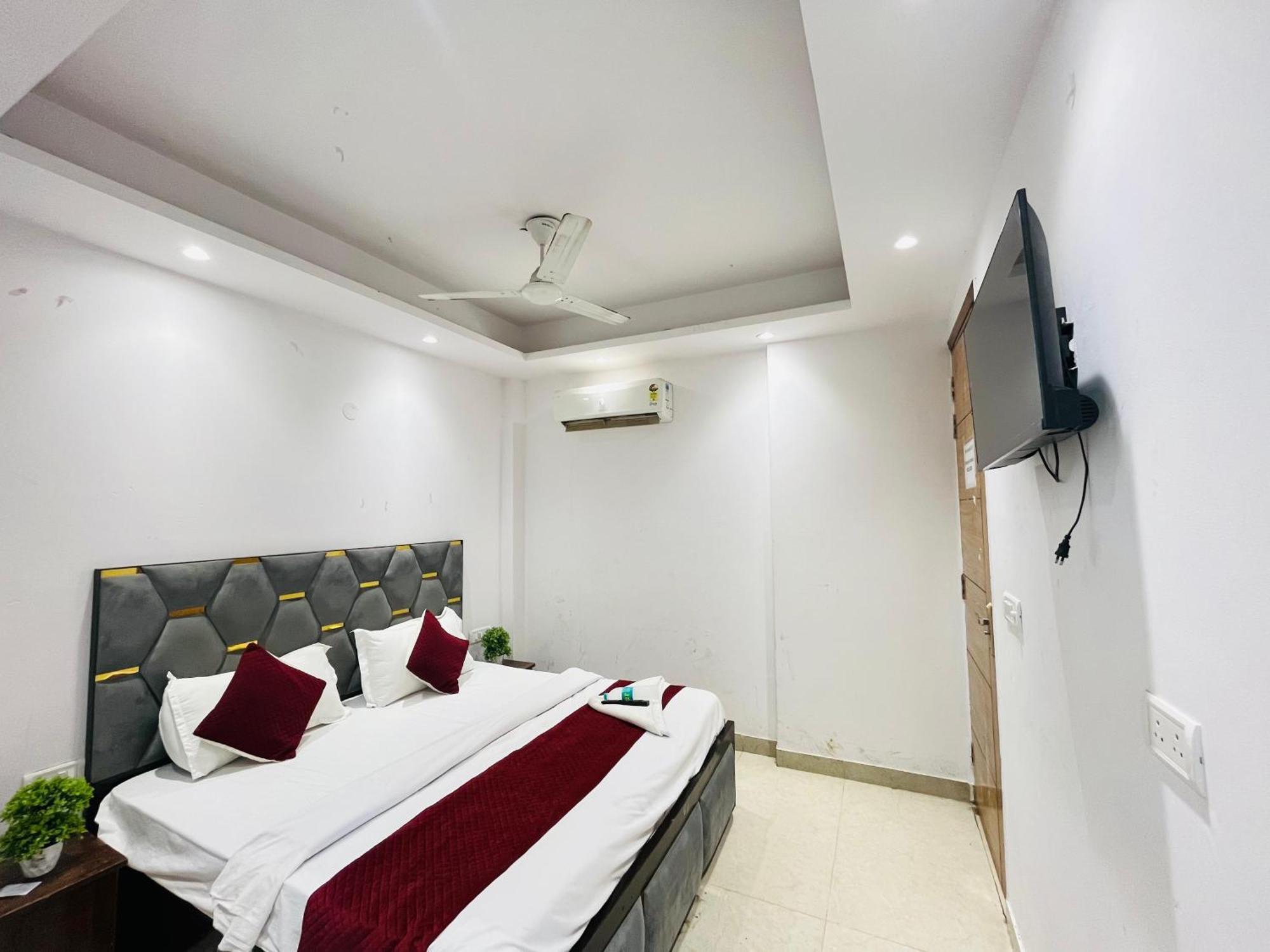 Hotel Seven Near Dlf Avenue