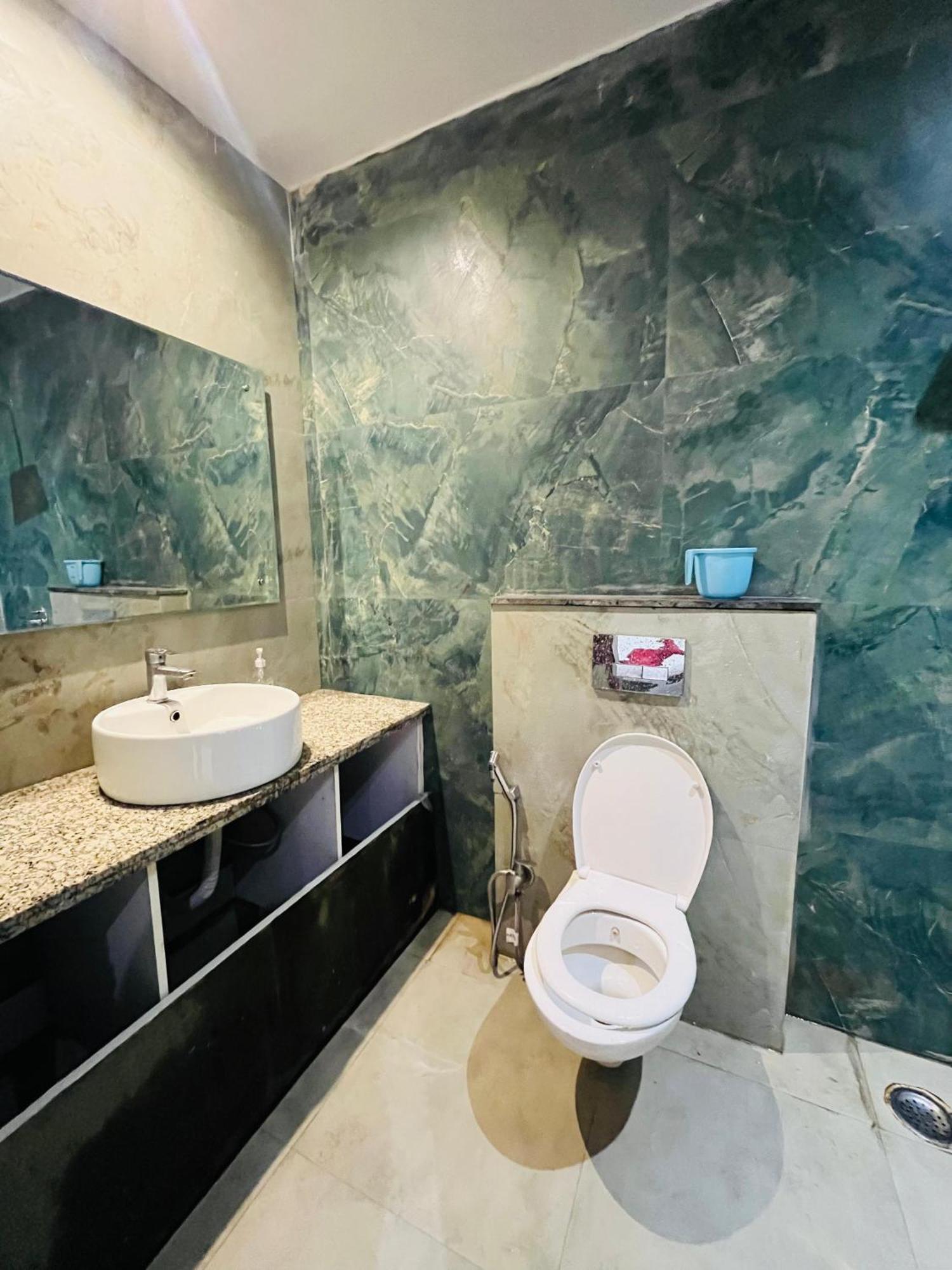 Hotel Seven Near Dlf Avenue