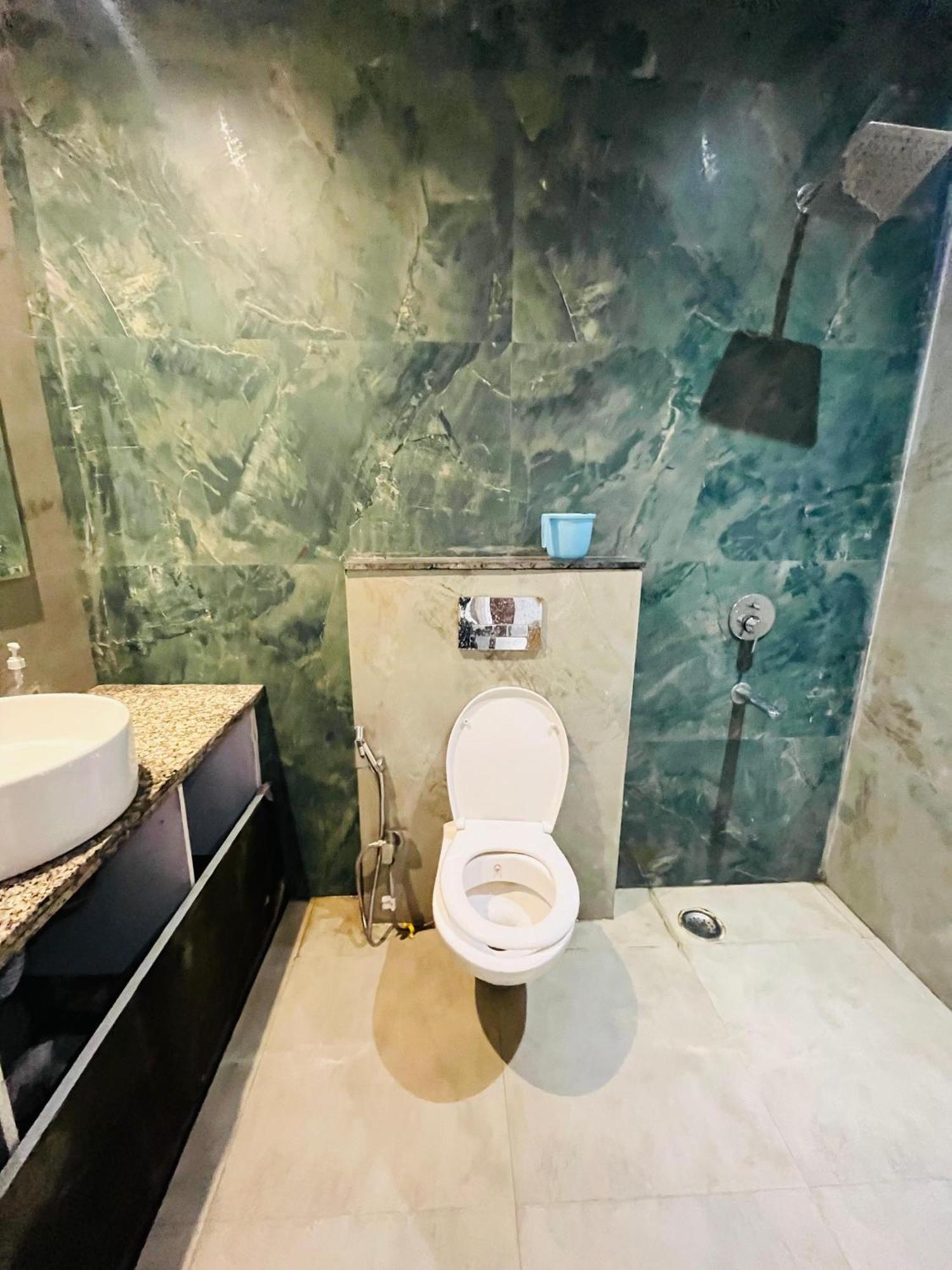 Hotel Seven Near Dlf Avenue 3*