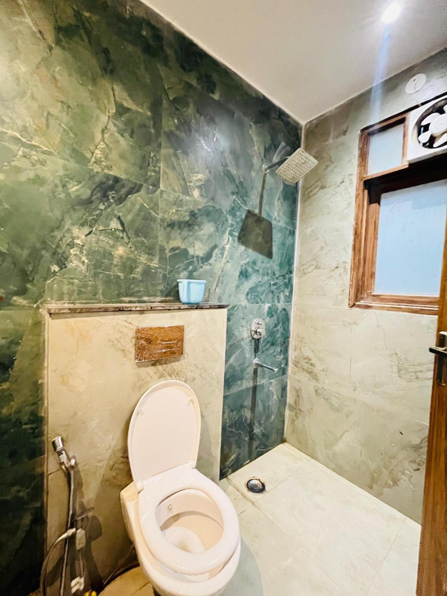 Hotel Seven Near Dlf Avenue New Delhi
