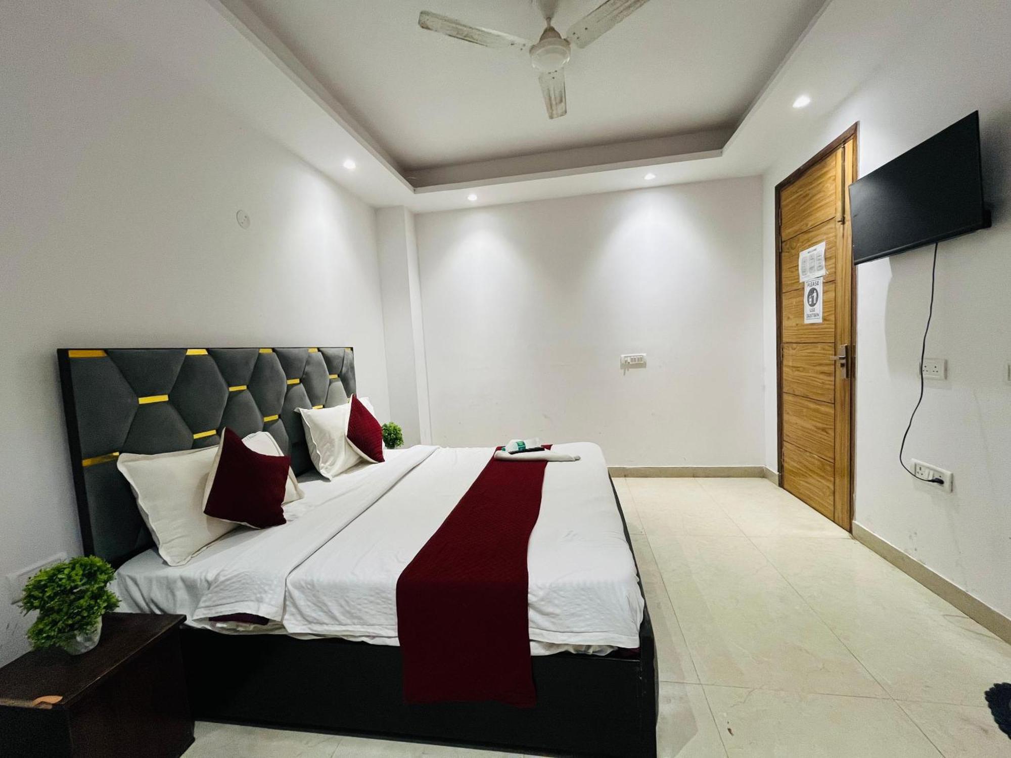 Seven Near Dlf Avenue 3* New Delhi